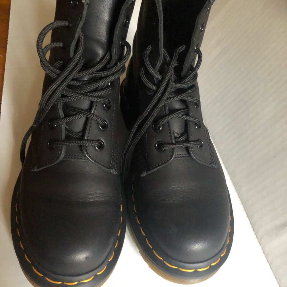 Women’s pre-loved - Dr. Martens - 1460 Greasy Leather lace-up boots. Size 6 - Picture 1 of 16